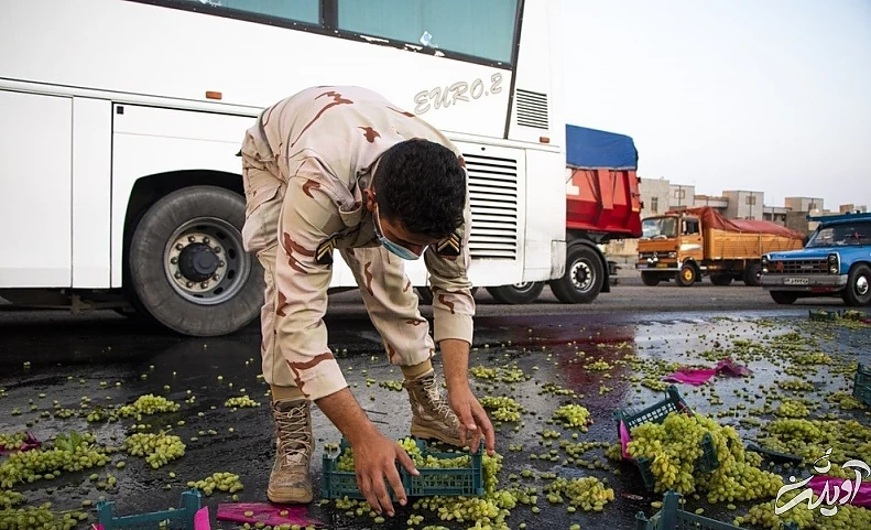 (تصاویر) واژگونی کامیون حامل انگور